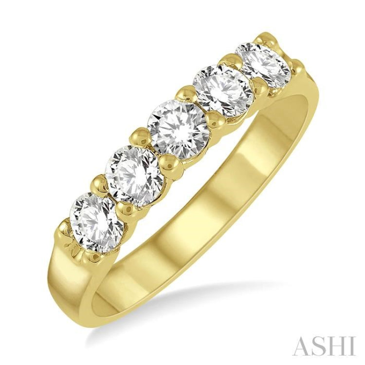 3/4 Ctw 5 Stone Round Cut Diamond Wedding Band in 14K Yellow Gold