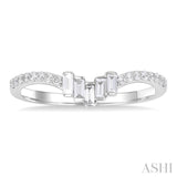 1/4 Ctw Baguette Cut Chevron Centerpiece Round Cut Diamond Wedding Band in 14K White Gold